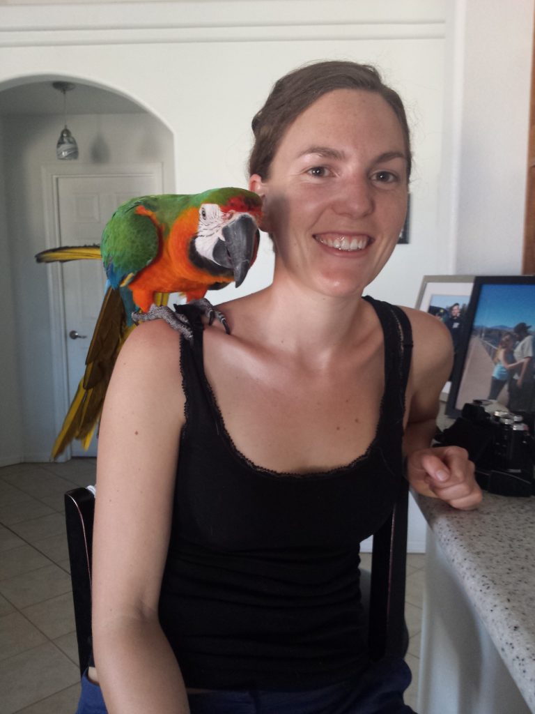 mit Papagei auf Schulter