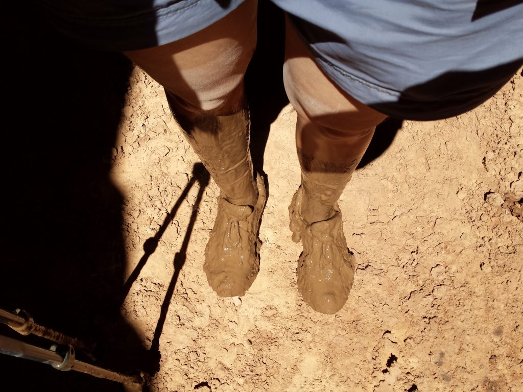 Meine Füße dick mit Schlamm übersät