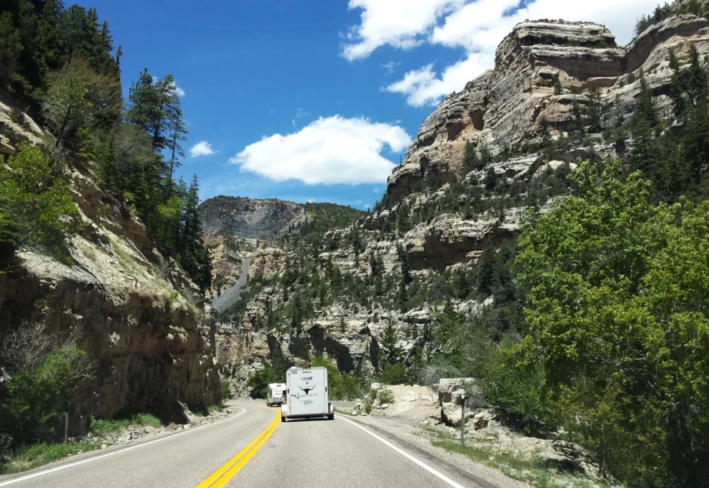 Ein Wohnmobil auf dem Hwy 14, links und rechts ragen hohe Felsklippen auf