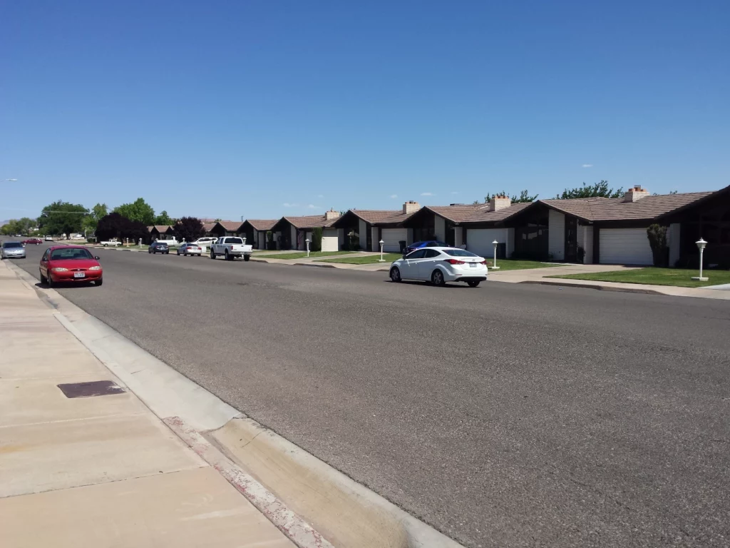 leere breite Straße mit Einfamilienhäusern