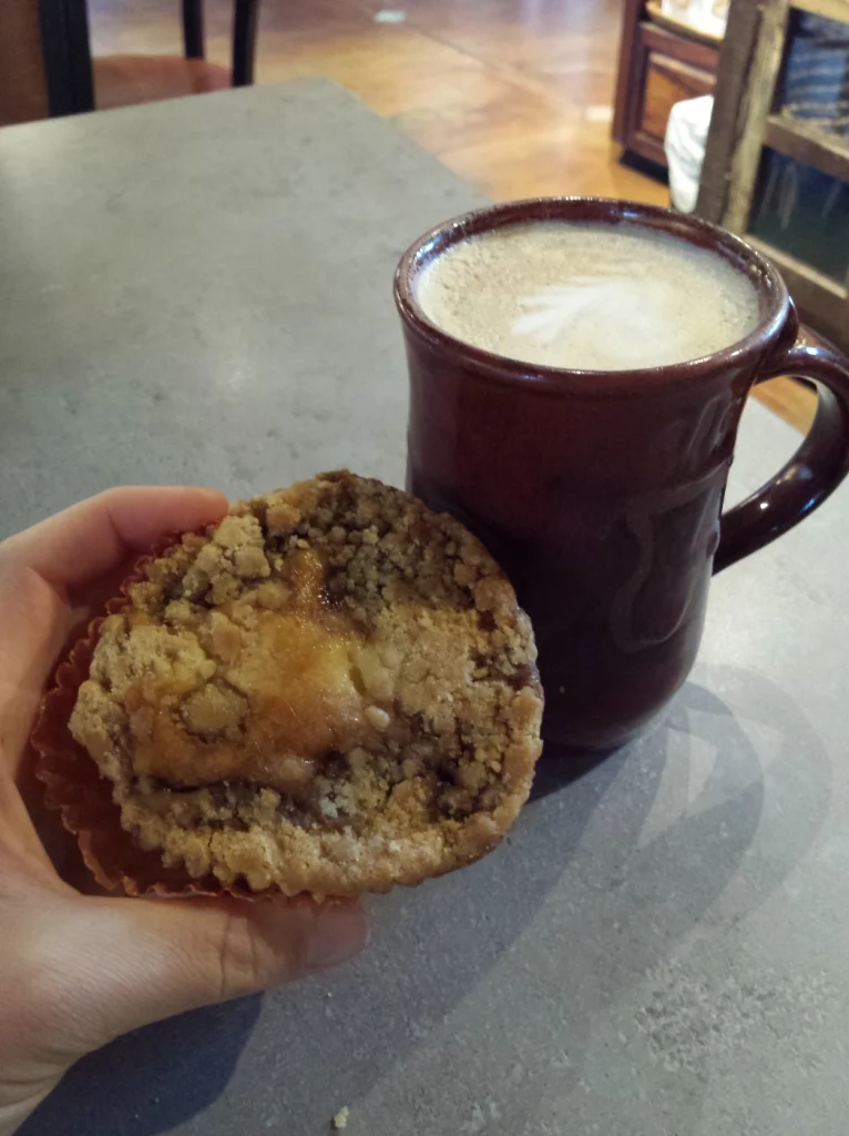 Ein Muffin und ein Cappuccino
