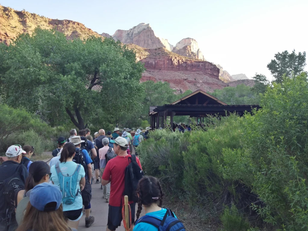 eine sehr lange Schlange am Bushäuschen
