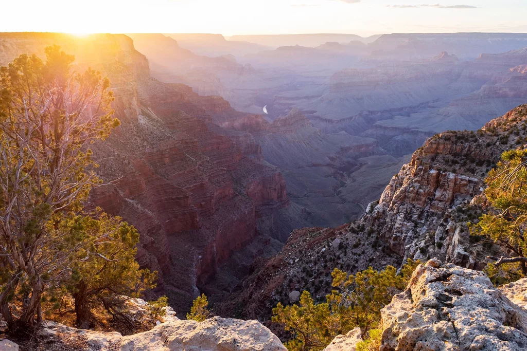 Aussichtspunkt the Abyss am Grand Canyon bei Sonnenaufgang