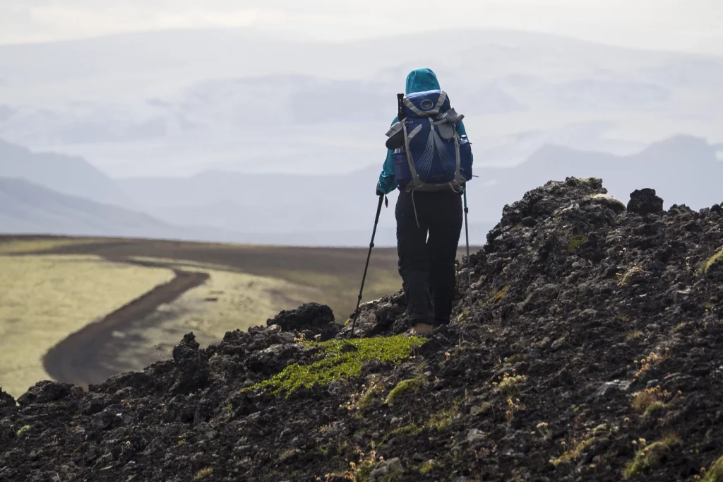 Wanderer in grauer Steinlandschaft
