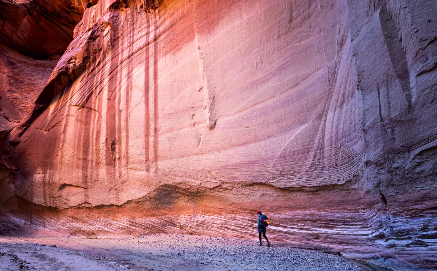 kleines Ich vor großer roter Felswand