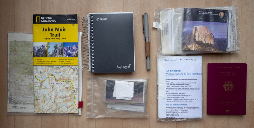 Trekkingausrüstung Karten und Dokumente