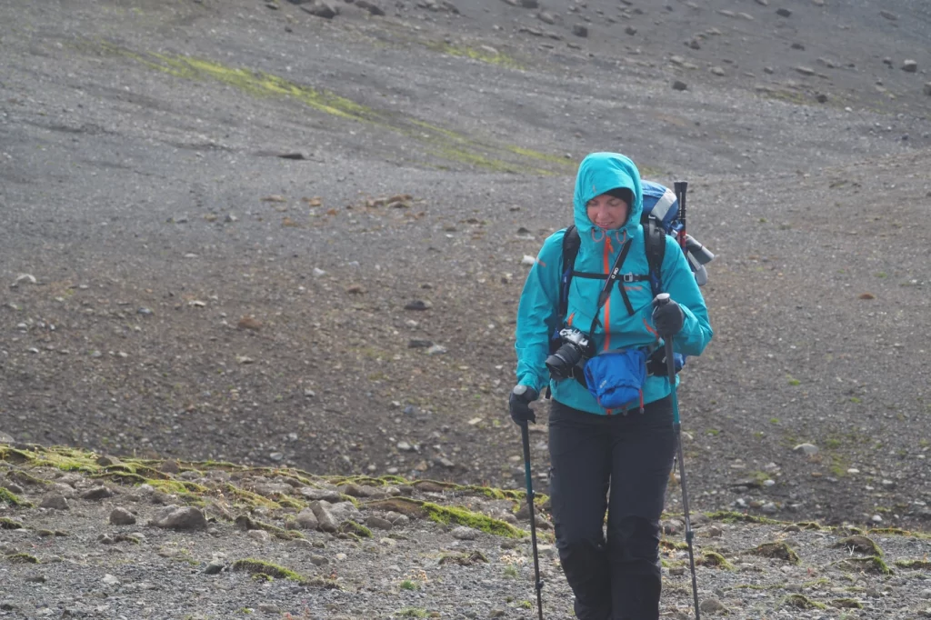 Wanderin läuft durch graue Steinlandschaft