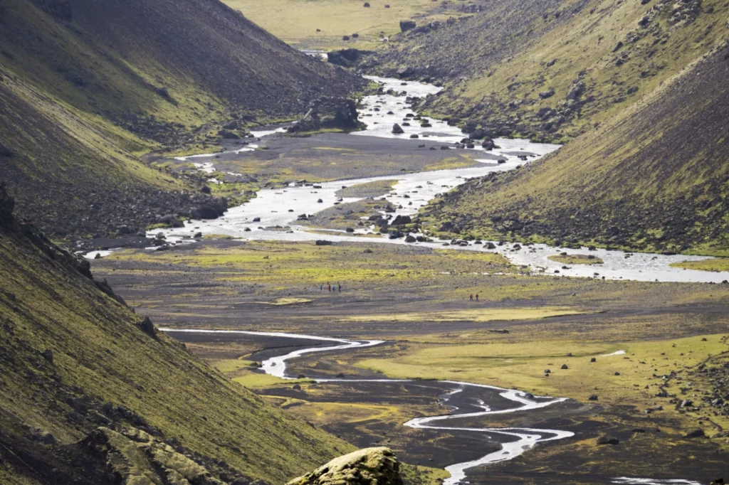Menschen am Boden einer riesen Schlucht