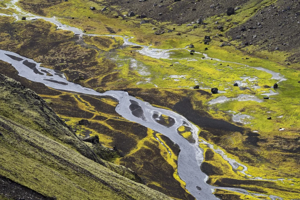 Fluss in grüner und grauer Landschaft