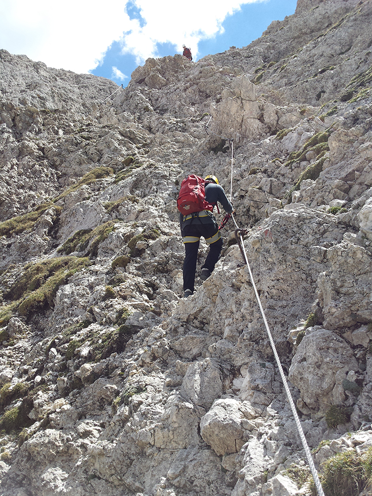 im Klettersteig auf dem Weg nach oben