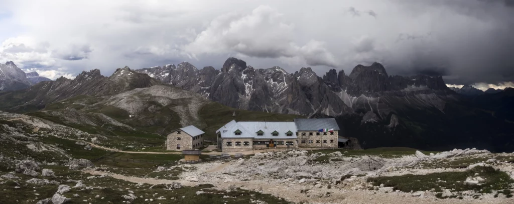Das Schlernhaus mit Bergpanorama im Hintergrund