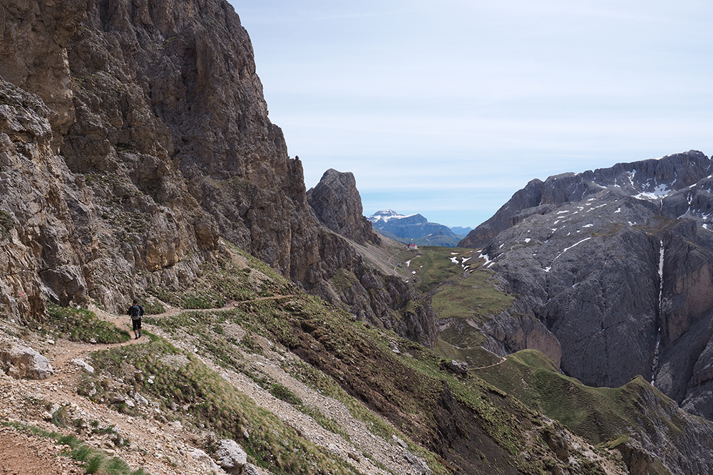 Der Wanderweg führt an einem Steilhang entlang