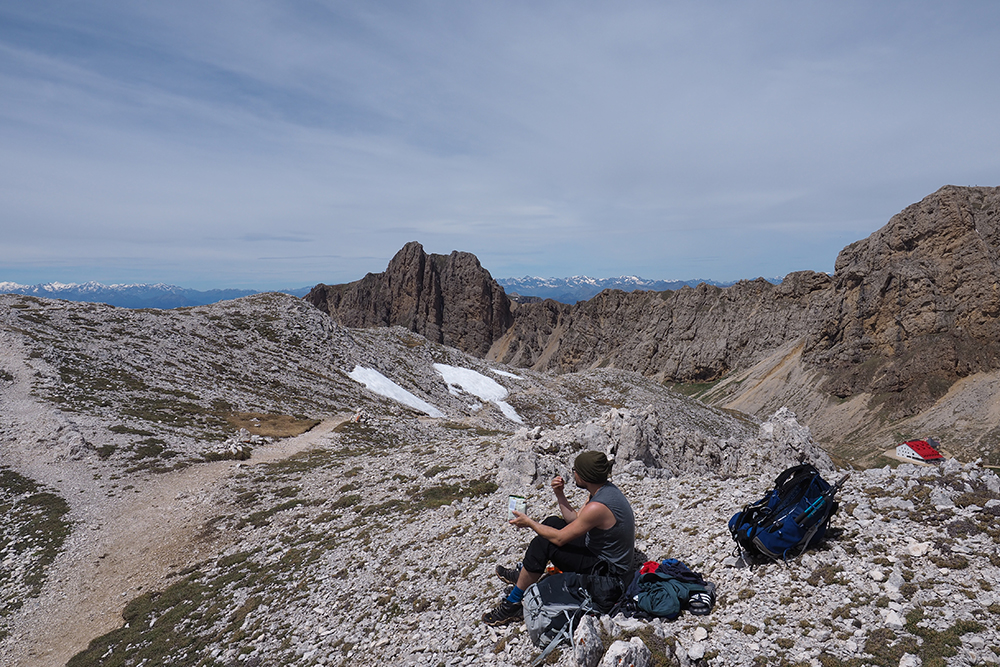 auf einem Geröllfeld mit Aussicht bis auf den Zentralalpenkamm