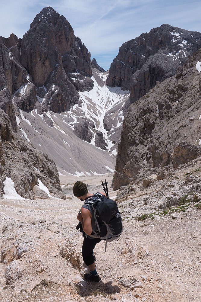 beim bergab Wandern über einen gerölligen Bergpfad