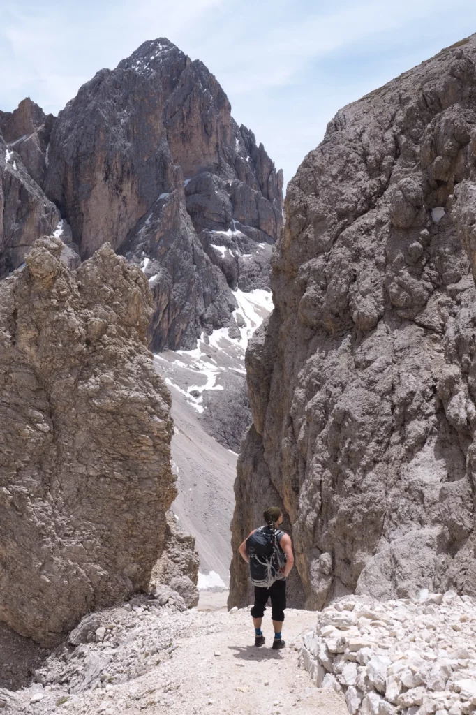 Wanderer zwischen zwei Felswänden