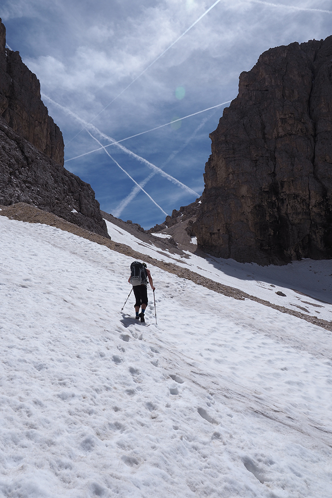 auf dem Weg über ein Schneefeld hoch zu einem Pass