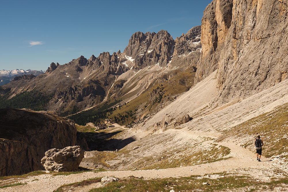 Wanderweg durch ein Bergtal