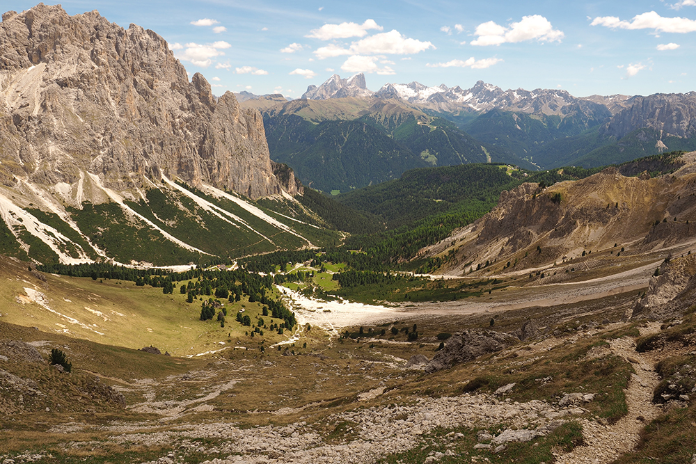 Aussicht in ein Bergtal, im Hintergrund sieht man den Berg Marmolada