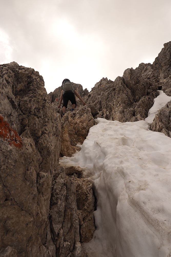 beim Aufstieg über felsige Bergwände