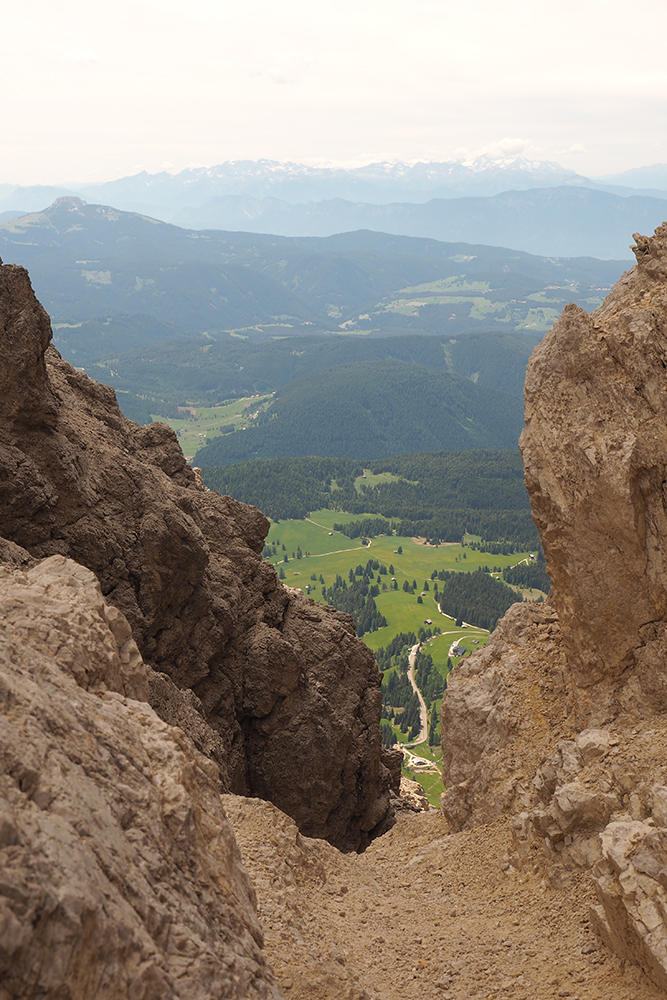 Ausblick auf einem steil abfallenden Bergpass