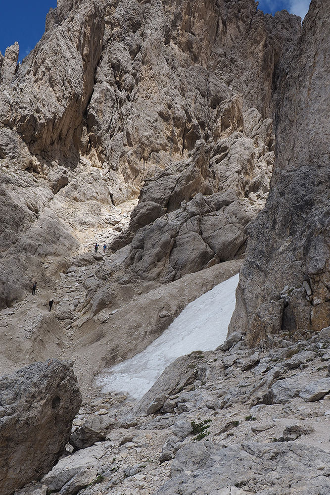 ein steiler Geröll-Pass