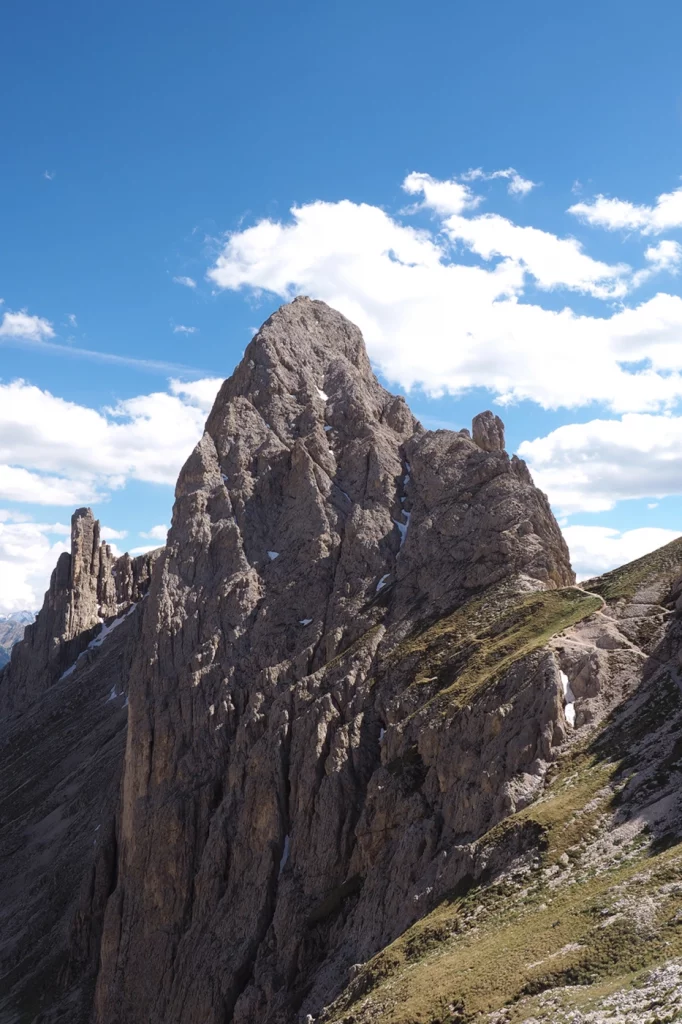 ein steil abfallender Berg