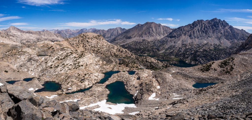 Ausblick auf blaue Bergseen vom Glen Pass