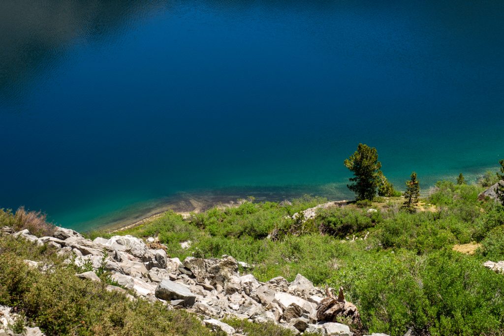 Türkisblaues Wasser trifft grünes Ufer