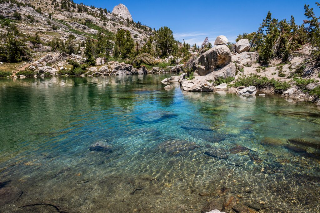 Glasklares Wasser der Ray Lakes