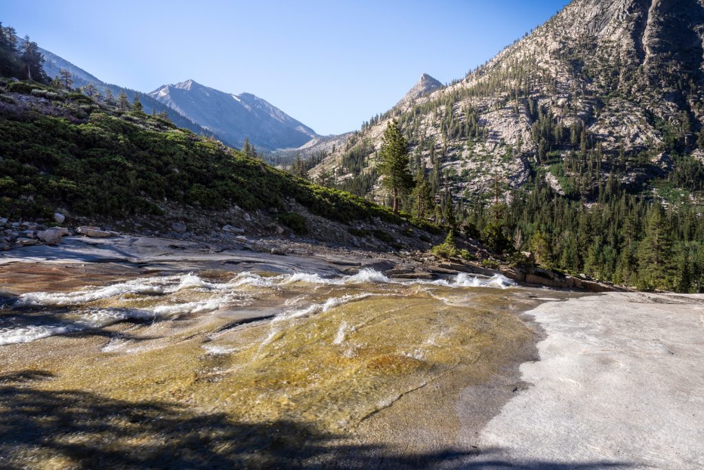 Das Wasser hat den Stein völlig glatt geschliffen