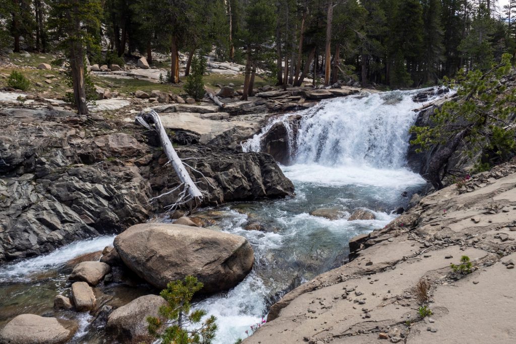 Ein Wasserfall mit vielen Steinen