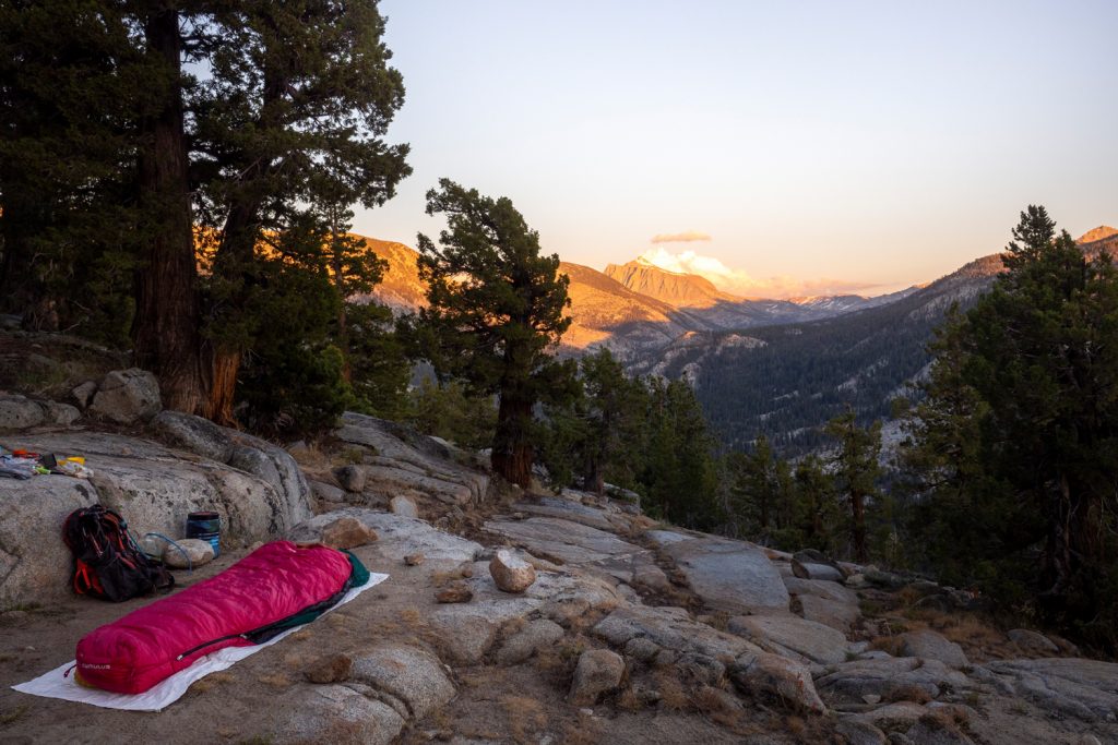 Sonnenuntergang und Cowboy Campen