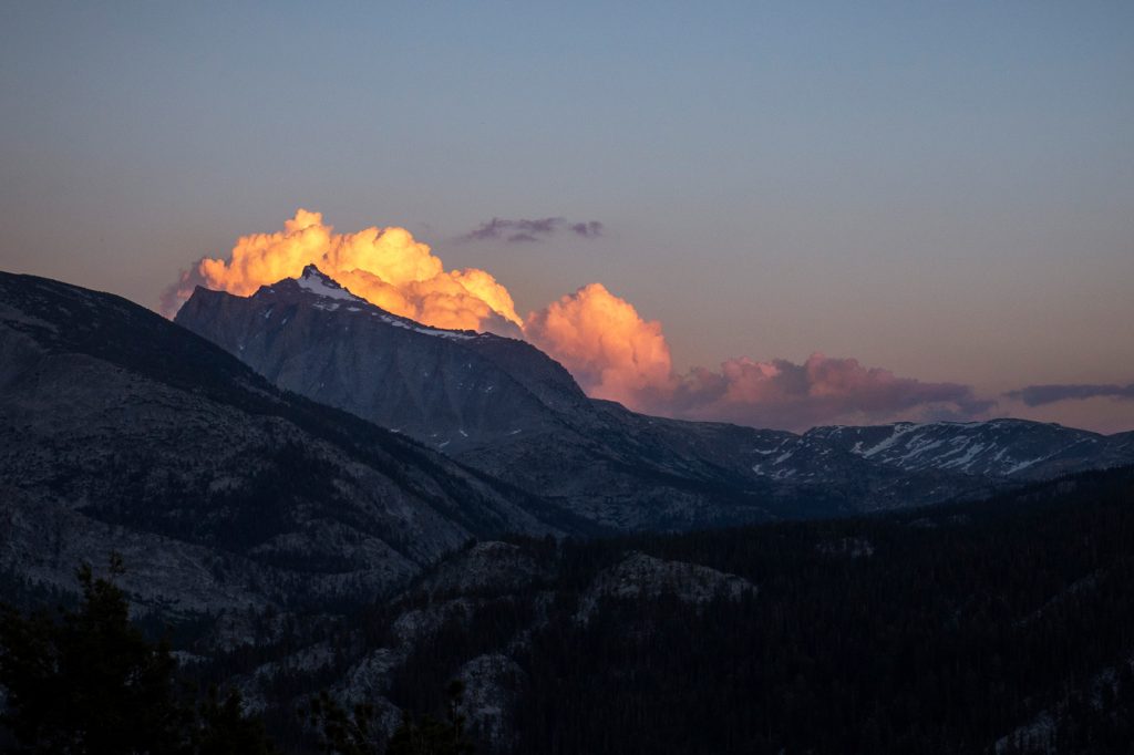 beeindruckende Wolken bei Sonnenuntergang