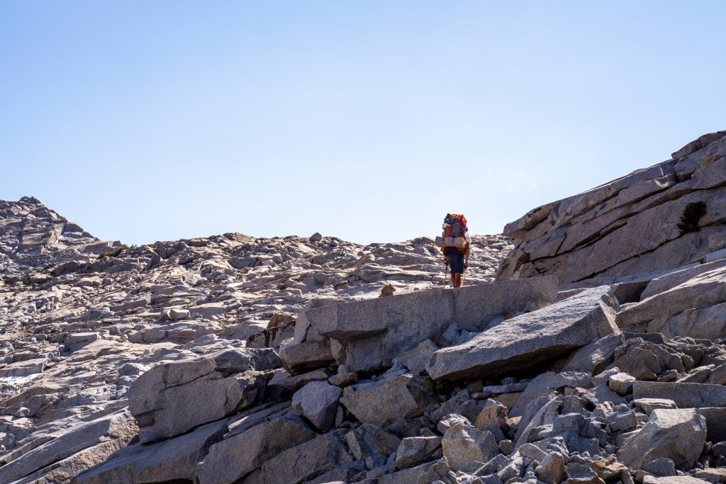 Ein Wanderer auf dem John Muir Trail