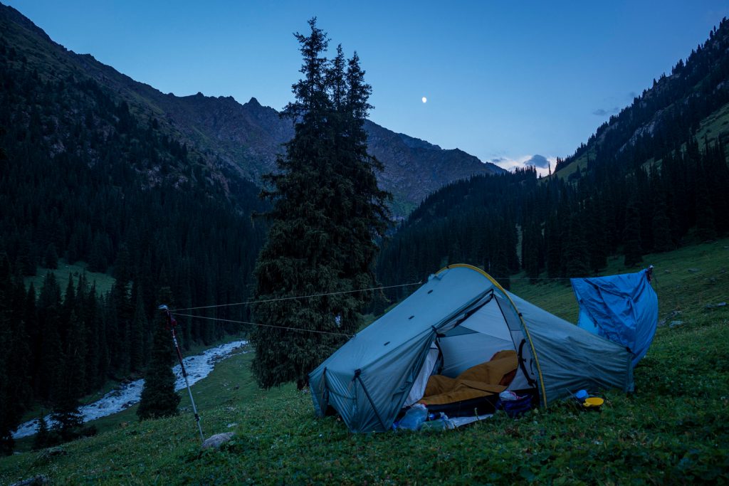Ein Zelt ist essenziell für deine Packliste Kirgistan Trekking