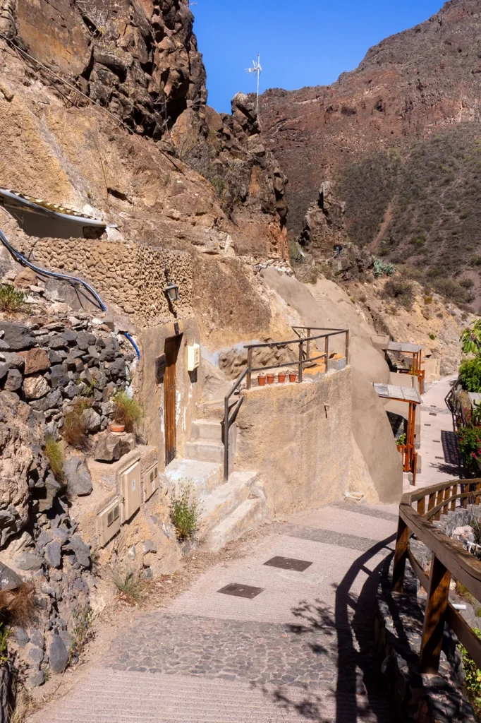 Die Straßen von Montaña de las Tierras mit den beürhmten Höhlenhäusern (Casas Cueva) von Gran Canaria