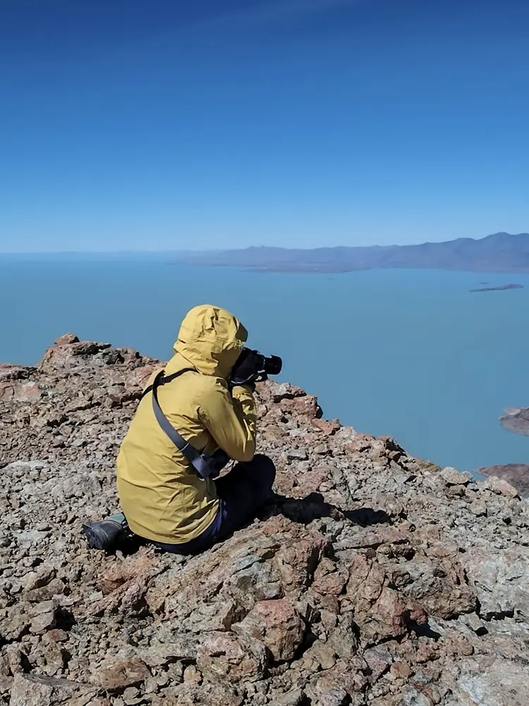 Beim Fotografieren auf einer Wandertour hoch über einem Gletschersee