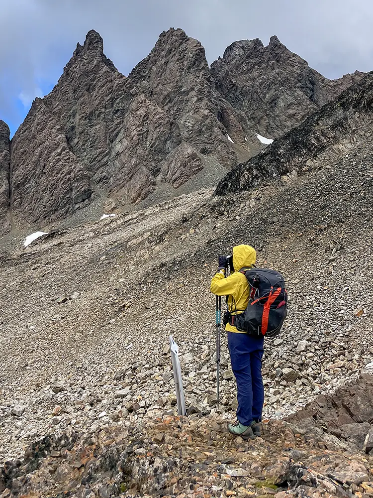 Beim Fotografieren auf einer Trekkingtour in karger Gebirgslandschaft