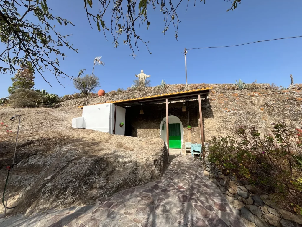 Typisches Höhlenhaus (Casa Cueva) in den Bergen von Gran Canaria