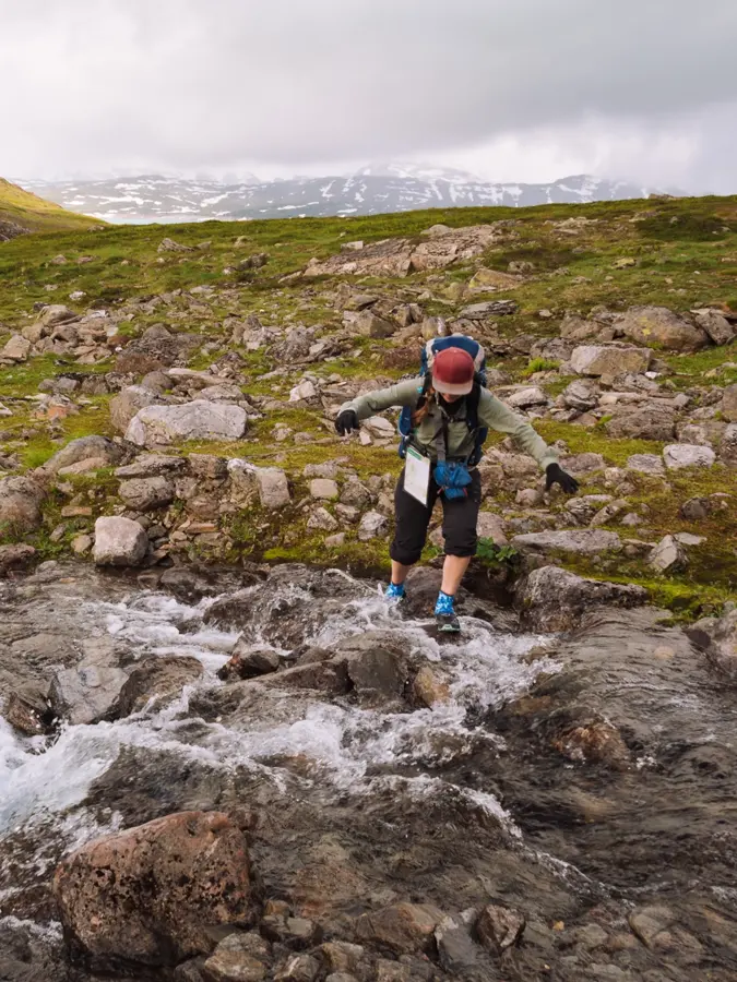beim &Uuml;berqueren eines Flusses in Norwegen beim Trekking